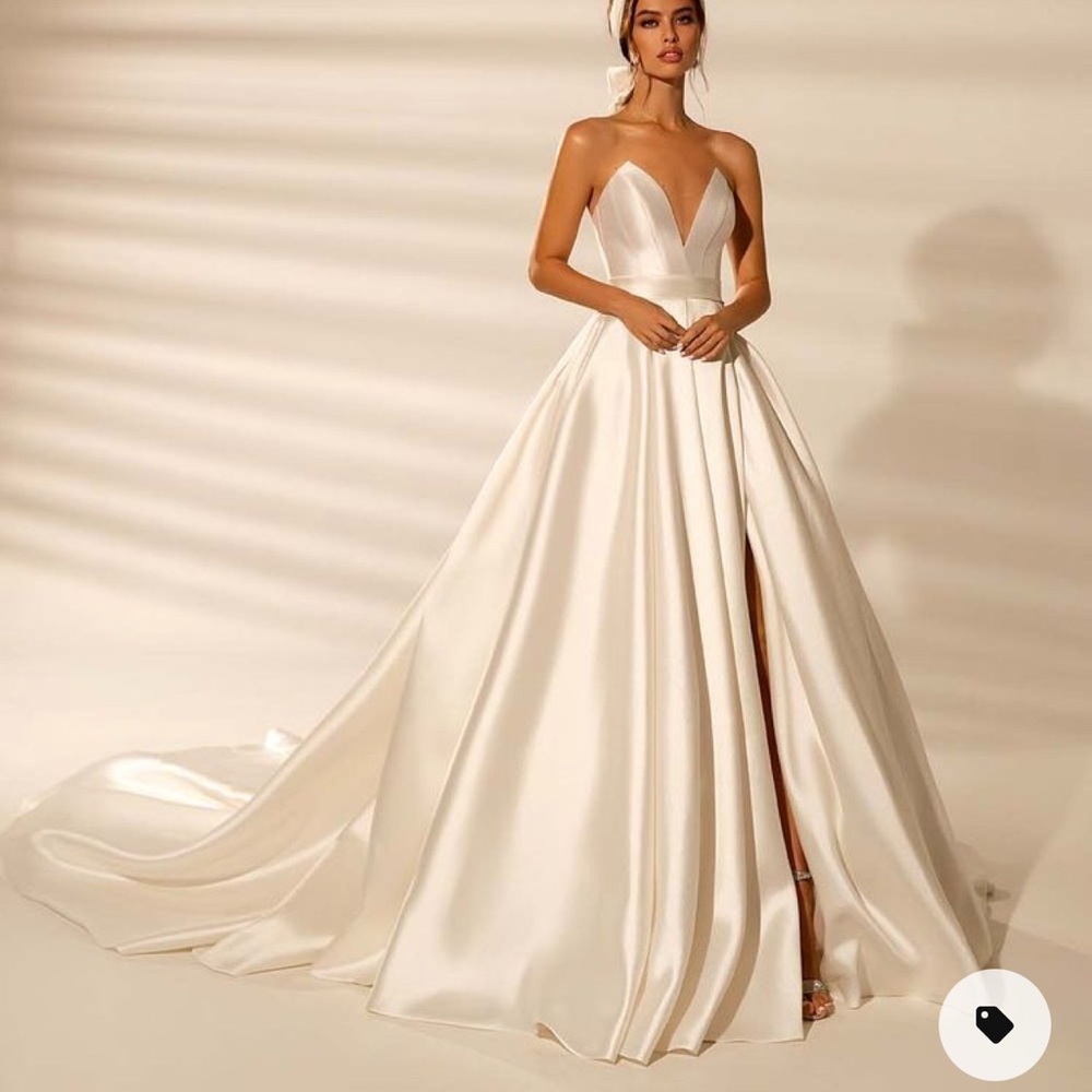 Wona Wedding Gown and Veil Size 18 fitted to size 12